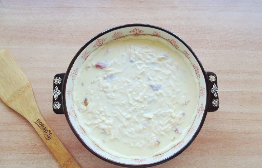 1. Этап. Лотарингский киш: Залейте смесью яиц, сливок и сыра.