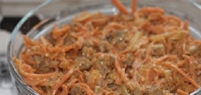 1. Этап. Салат с печенью и морковью: Сливаем маринад с лука и слегка отжимаем его. Смешиваем лук, печень, морковку. Посыпаем черным перцем и добавляем майонез. Пробуем и, если надо, добавляем соли. Салат готов. Можно подавать в корзиночках - вкусно и красиво:)