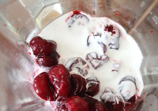 1. Этап. Десерт на ужин: Вишню моем, удаляем из неё косточки. Выкладываем ягоды в чашу блендера, добавляем к ним сливки.