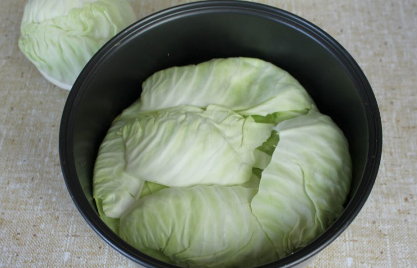 1. Этап. Домляма в мультиварке: Накрываем домляму листьями капусты. Готовим в мультиварке. 30 минут жарим, затем, включаем режим тушение на 90 минут.