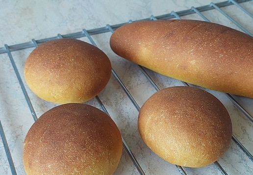 1. Этап. Манговый Верзила с котлетой из индейки: Выпеченные изделия переложить на решетку и прикрыть полотенцем. После остывания убрать в пакет, контейнер или хлебницу.