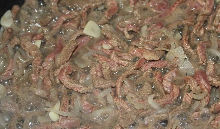 1. Этап. Мексиканский фасолевый суп: Нарезаем полосками говядину и обжариваем вместе с луком и чесноком до испарения влаги.