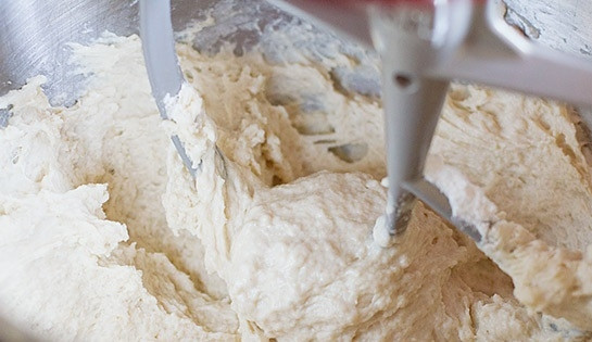 1. Этап. Тесто для пиццы с сухими дрожжами: 2. Через несколько минут масса начнет пениться. В другой миске смешайте просеянную муку и соль, добавляйте по 0,5 стакана за один раз, хорошенько перемешивая после каждого.