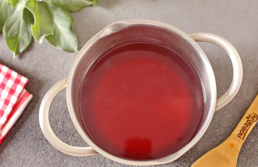 1. Этап. Компот из кожуры яблок: Компот процедите и дайте немного остыть. Можно подавать как в теплом, так и в охлажденном виде. Точно по таким же пропорциям можно приготовить компот и на зиму, закатав его в банки. Для этого банки необходимо простерилизовать, выложить на дно яблочную кожуру и любые ягоды или фрукты по вкусу. Можно просто добавить одно разрезанное на части яблоко. Залейте все кипятком до самого верха, банку накройте крышкой и оставьте на 10 минут. После чего воду слейте и поставьте на плиту, добавьте сахар и помешивая доведите до кипения. Затем снова перелейте кипящую воду обратно и сразу закатайте банки. Дальше все как обычно, переверните и укутайте до полного остывания. Получается в меру сладкий и очень вкусный компот.