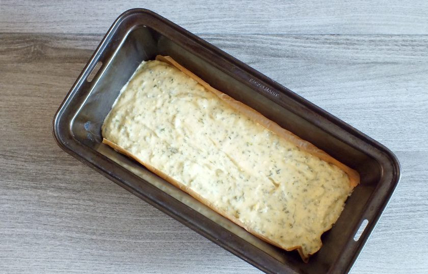 1. Этап. Лимонный кекс с мятой: Форму для кекса застелите пекарской бумагой. Перелейте в неё тесто. Оставьте на столе на 10 минут. За это время разогрейте духовку до 180 градусов. По истечении времени выпекайте кекс в течение 30-35 минут. Ориентируйтесь на свою духовку.