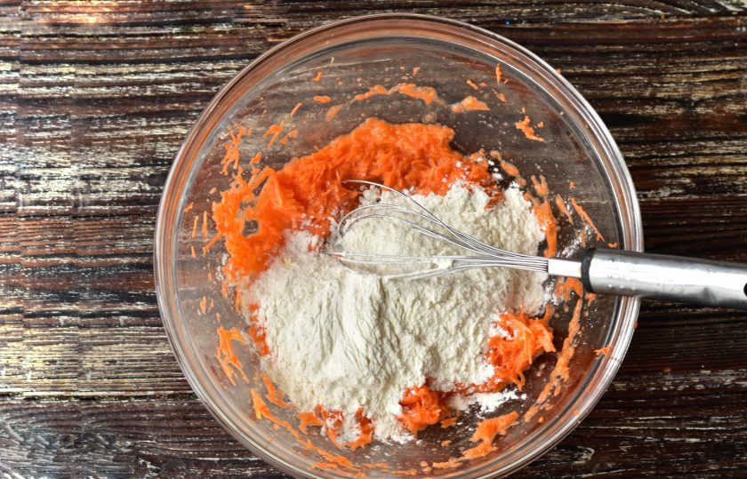 1. Этап. Морковные пряники: Всыпьте муку.