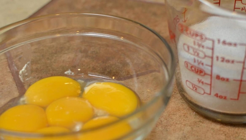 1. Этап. Тесто на куличи: Пока тесто поднимается, желтки отделяем от белков. Желтки взбиваем вместе с сахаром.