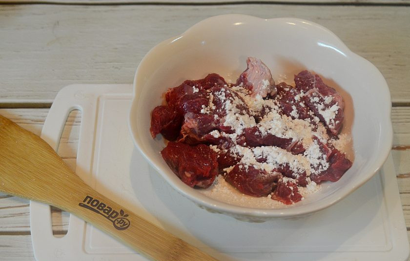 1. Этап. Говядина с апельсинами: 2. Добавьте крахмал и перемешайте.