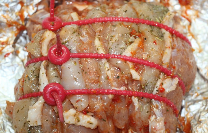 1. Этап. Мясо, запечённое гармошкой: Кулинарной нитью, либо шпагатом перевяжите мясо, чтобы оно держало форму.