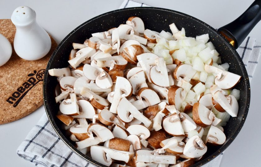 1. Этап. Начинка для расстегаев: Вымойте грибы, очистите лук, порежьте все крупно. Выложите все в разогретое масло и жарьте до готовности.