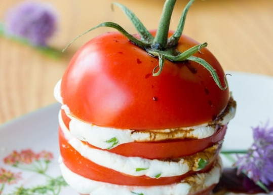 1. Этап. Закуска из помидоров с сыром: 3. На каждый кусочек поместите немного сыра и сбрызните бальзамиком. Соберите помидорчик вот таким образом. Получилось красиво и вкусно. Приятного аппетита!