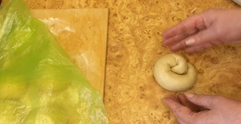 1. Этап. Булочки Улитки с заварным кремом: 7. Сформируйте шарики, накройте пленкой и оставьте на 10 минут. Сформируйте булочки – разомните шарик в тонкий овальный пласт и выложите вдоль одной длинной стороны крем. Сверните тесто в рулет и сверните улиткой.