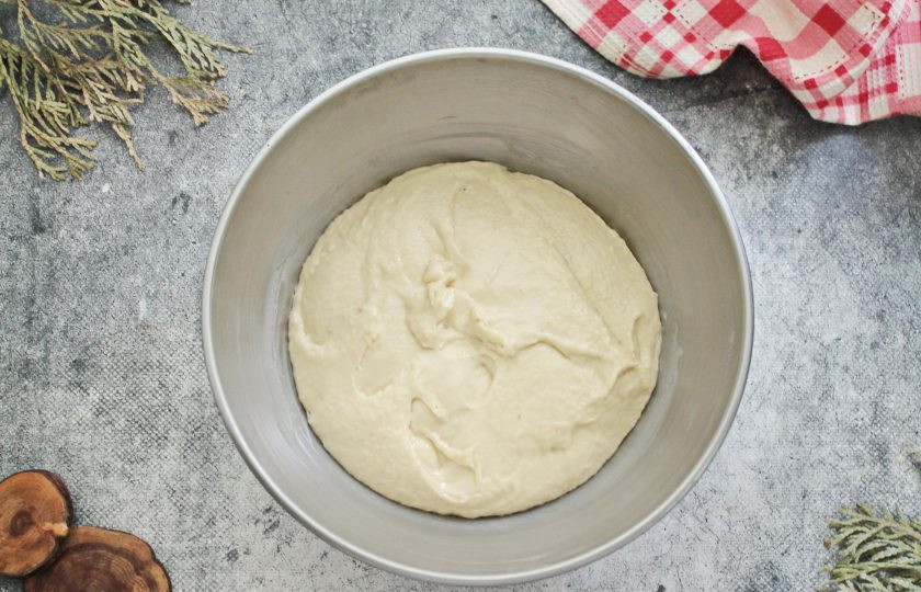 1. Этап. Очень мягкий пасхальный кулич: За это время тесто изменит структуру, станет более плотным и начнет отходить от стенок, но будет немного липнуть к рукам.