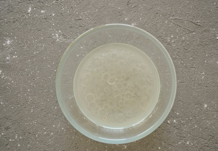 1. Этап. Постный кекс с орехами: Смешайте в одной миске масло, воду и ванильный сироп.