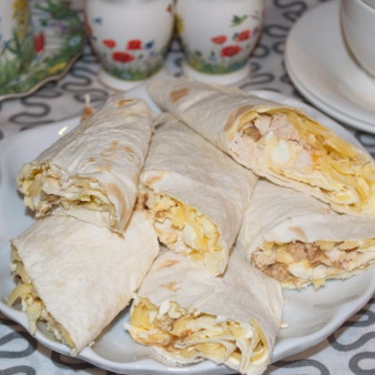 Лаваш с курицей и яйцом