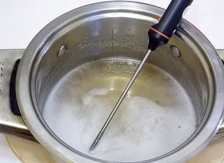 1. Этап. Зефир из клюквы: Нагрейте замоченный агар и всыпьте 450 грамм сахара. Нагревайте массу, перемешивая, до температуры 110 градусов и варим в течение 5 минут. Снять и остудить до температуры 80 градусов.