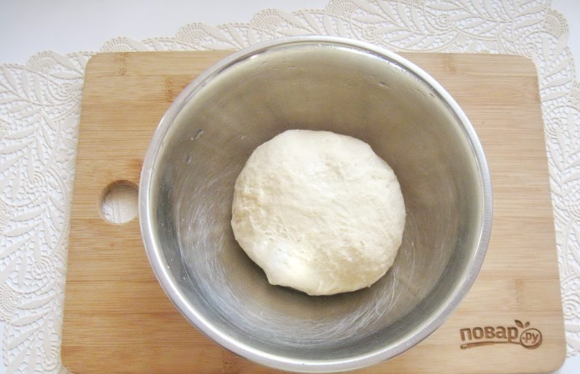 1. Этап. Бешбармак по-нанайски: Замесите плотное, крутое, но эластичное тесто. Дайте ему отдохнуть 15-20 минут.