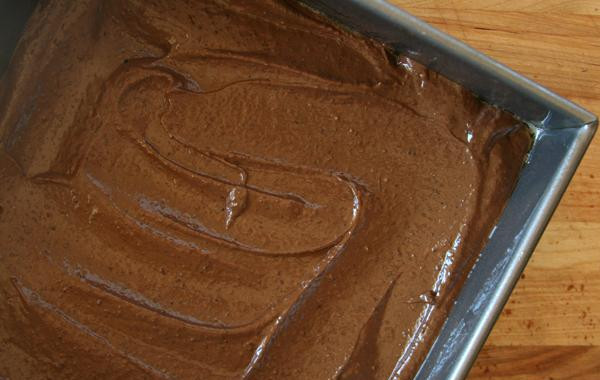 1. Этап. Шоколадные пирожные с фасолью и авокадо: 4. Вылить тесто в подготовленную форму и разровнять поверхность шпателем. Запекать около 25 минут, пока зубочистка, вставленная в центр, не будет выходить чистой. Дать остыть на решетке по крайней мере 1 час.