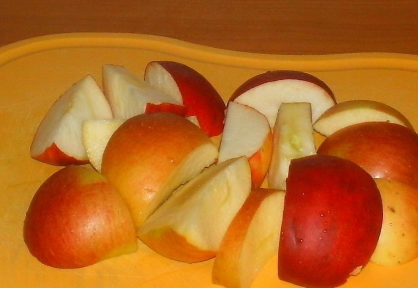 1. Этап. Вкусная курочка: 6. Яблоки мою и нарезаю дольками, вычищаю семена.