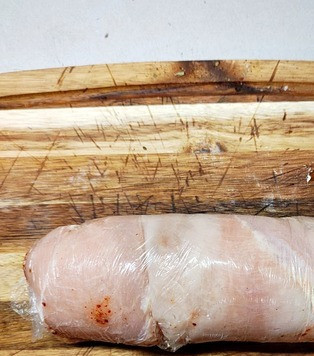 1. Этап. Сырно-шпинатная курица: И при помощи пленку аккуратно свернуть рулет.