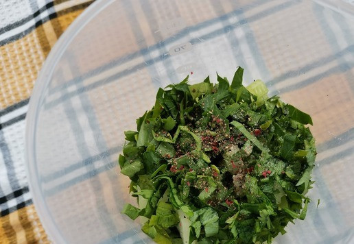 1. Этап. Холодный сельдереевый суп: Всыпать специи по вкусу, влить минеральную воду и лимонный сок. Взбить блендером.