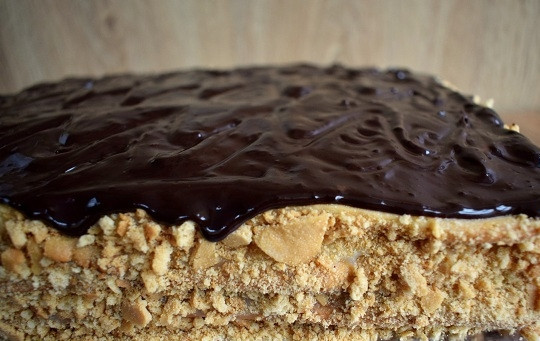 1. Этап. Медовое пирожное с начинкой: Для глазури в кастрюле с толстым дном растопите шоколадку и сливки. Нанесите глазурь на верхний корж, дайте застыть.