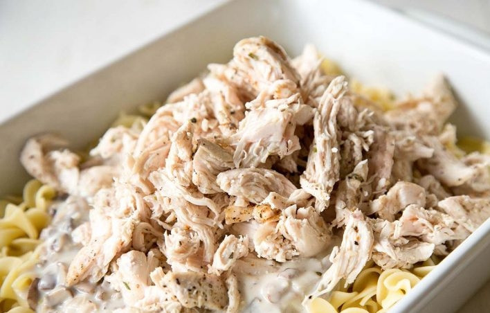 1. Этап. Запеканка из лапши и курицы: 8. Вареную курицу разберите на волокна и добавьте в форму для запекания, перемешайте. Растопите оставшееся сливочное масло и смешайте с панировочными сухарями, распределите поверх запеканки, посыпьте тертым сыром. Запекайте в разогретой до 180-200 градусов духовке около 30 минут.