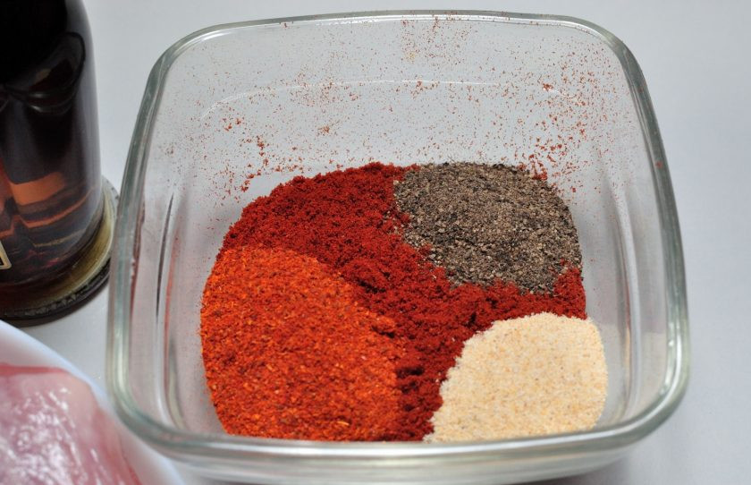 1. Этап. Домашняя сыровяленая колбаса: 2. Смешиваем специи. У меня выходит по одной стловой ложке паприки, молотого черного перца, сухого чеснока и жгучего перца. Если не любите слишком острое, добавьте жгучего перца совсем немного.