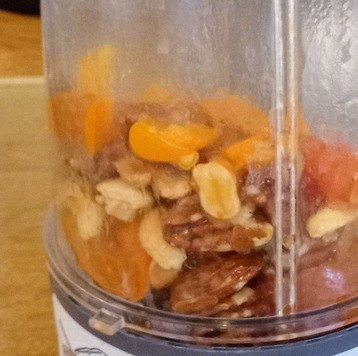 1. Этап. Паста с соусом мухаммара: Чтобы не терять время, когда 15 минут останется до окончания запекания, в кастрюле разогреть воду до кипения и готовить пасту в соответствии с инструкциями до аль денте. Тем временем, в чашу блендера положить половину помидоров, половину перцев, чеснока, а также 30 г орехов и взбить до однородности.