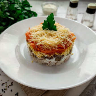 Слоеный салат с корейской морковью, курицей и грибами