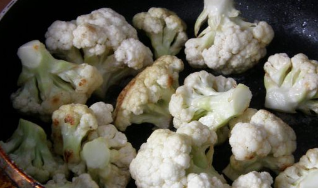 1. Этап. Цветная капуста со сметаной: Капусту разделите на соцветия и обжарьте на растительном масле, немного посолив. Жарить, постоянно перемешивая, чтобы капуста подрумянилась.