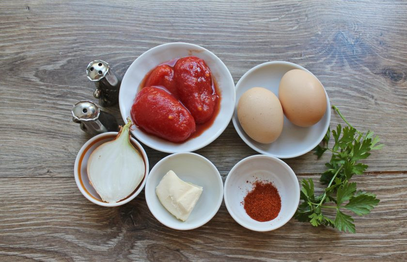1. Этап. Яичница с консервированными помидорами: Подготовьте все необходимые ингредиенты для приготовления яичницы с консервированными помидорами.