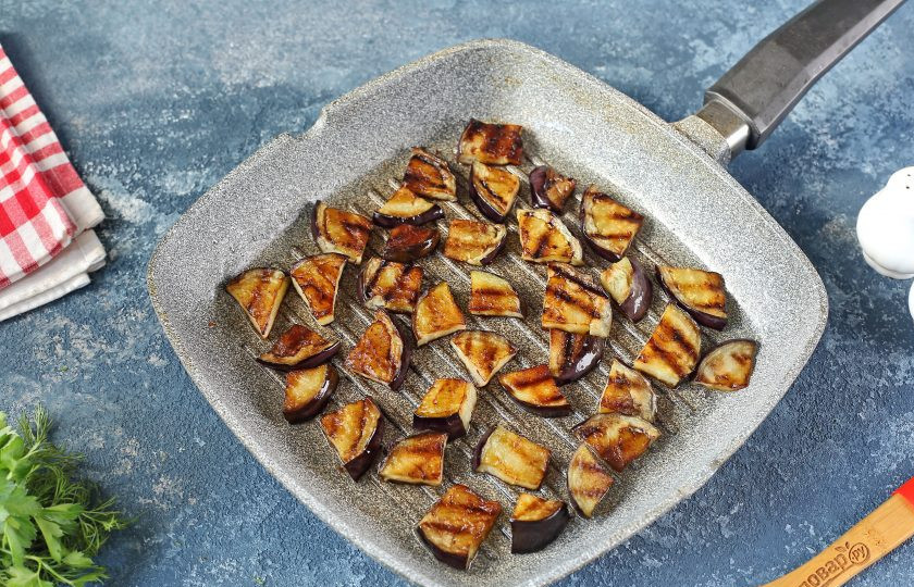 1. Этап. Салат к шашлыкам: Обжарьте баклажан в сковороде с двух сторон до готовности. Я жарю на сковороде-гриль, но можно и на обычной. Если вы на природе, то можно обжарить баклажан прямо на решетке.