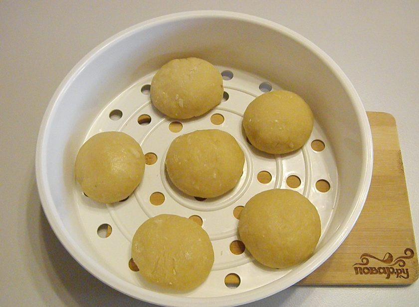 1. Этап. Пряники на скорую руку: 5. Разделите тесто на 12 частей. Скатайте в шарики. Если позволяет пароварка, уложите все сразу, я готовила в два этапа. Налейте воды 500 мл в кастрюлю мультиварки, выберите режим 
