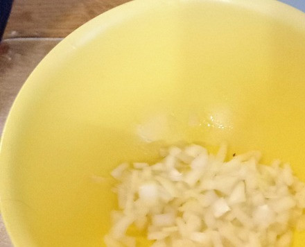 1. Этап. Нут и пак-чой в тамаринде: Тем временем, делаем салат из маринованного лука. В отдельной ёмкости подержать лук минуту в кипятке. Затем процедить его под холодной водой Добавить соль, красный жгучий перец и сок лайма. Перемешать и отложить в сторону