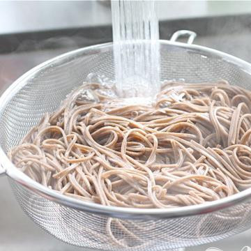 1. Этап. Лапша Сезам: Промойте под проточной холодной водой. И отставьте в сторону.