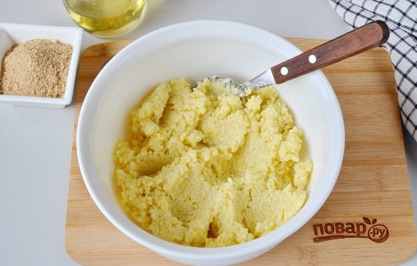 1. Этап. Биточки из пшенной каши: Переложите пшенную кашу в холодную миску, остудите до теплого состояния.