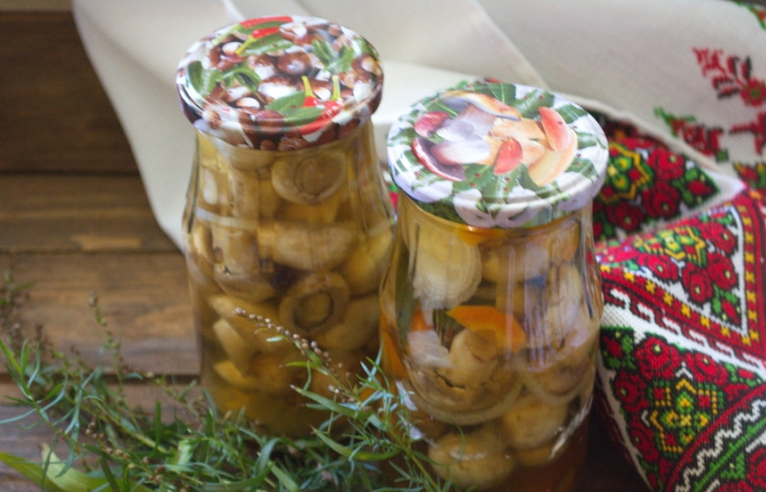 1. Этап. Шампиньоны на зиму: Добавляем морковь, лук, сахар, соль, специи. Вливаем 2 ст. ложки столового уксуса. Даем покипеть 5 минут. Раскладываем по банкам. Закатываем крышками.