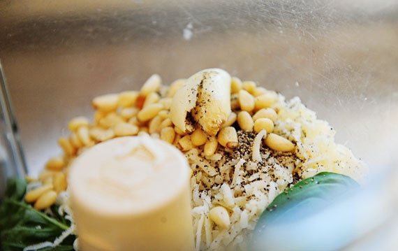 1. Этап. Макароны с песто и пармезаном: 1. Смешайте базилик, орехи, чеснок, пармезан, соль и перец.