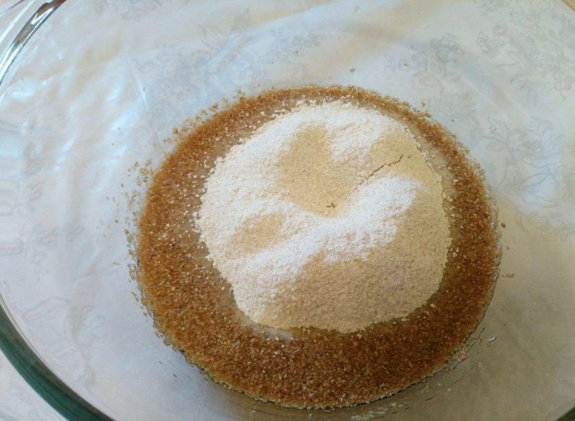 1. Этап. Ржаные оладьи с отрубями: Отдельно подготовьте сухую смесь из двух видов муки и пищевой соды, после чего всыпьте её при одновременном просеивании в воду с отрубями.