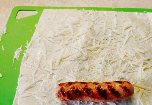 1. Этап. Пятачки из лаваша с сосисками: Так же поступить и с сосиской гриль.