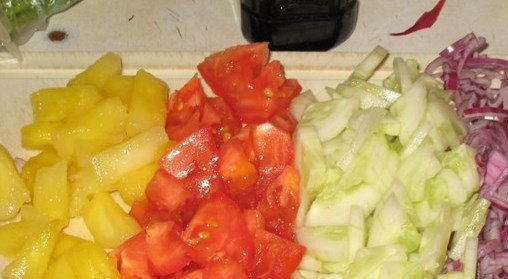 1. Этап. Салат со смородиной: Режем все овощи.