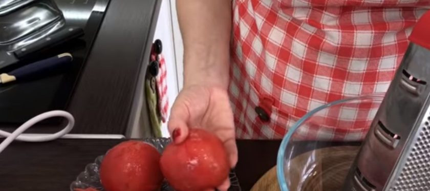 1. Этап. Овощное рагу (все смешал и готово): 1. Сделайте крестообразные надрезы сверху на помидорах, залейте кипятком и снимите кожуру. Натрите один помидор на терку, остальные нарежьте кубиками.