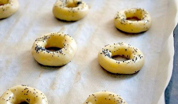 1. Этап. Сушки домашние: Разложите сушки на противне, покрытом бумагой для выпечки. По желанию, смажьте их яйцом с молоком и посыпьте маком.