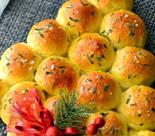 1. Этап. Булочки в виде ёлки: Ставим противень в разогретую до 170 градусов духовку и выпекаем нашу елочку 20 минут. После этого угощение можно украсить новогодними звоночками и подавать к праздничному столу. Приятного всем аппетита и счастливого Нового года!