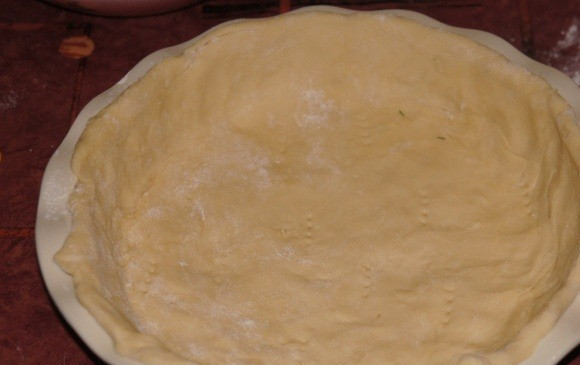 1. Этап. Пирог из форели: Соединяем в глубокой посуде сахарный песок с яйцами, маслом, содой и щепоткой соли. Вливаем молоко, взбиваем всё миксером. Просеиваем муку, замешиваем тесто. Даем ему 