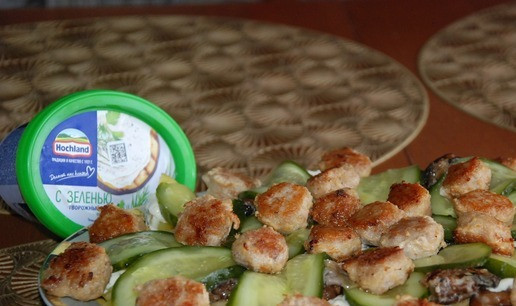 1. Этап. Теплый салат с мясными шариками: Поверх выкладываем мясные шарики.