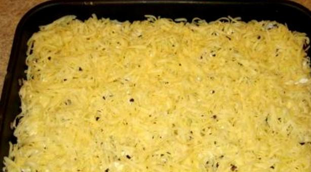 1. Этап. Овощная запеканка с фаршем: 8. В завершении, посыпьте на ингредиенты сыр и отправьте запеканку в духовку на сорок минут.