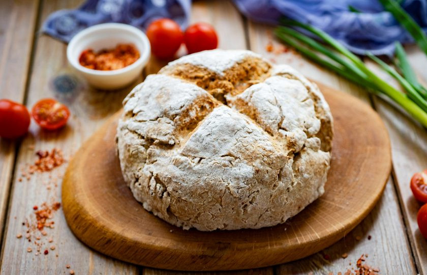 1. Этап. Ирландский хлеб из овсянки: Готовый хлеб обязательно охладите и только тогда подавайте к столу. Ломтик такого хлеба, намазанный сливочным маслом — это просто невероятное наслаждение!