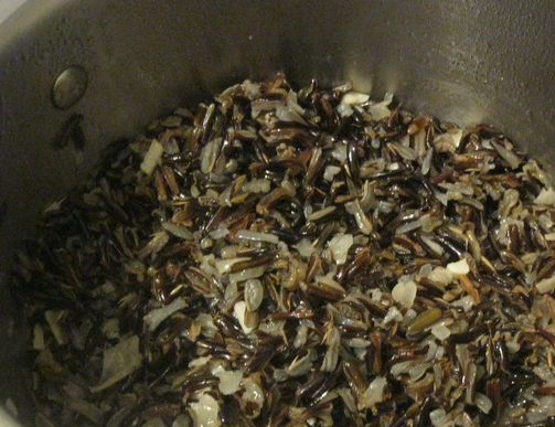 1. Этап. Рис, запеченный в тыкве: Рис промойте, залейте водой и отварите дополу готовности. На это уйдет минут 30.